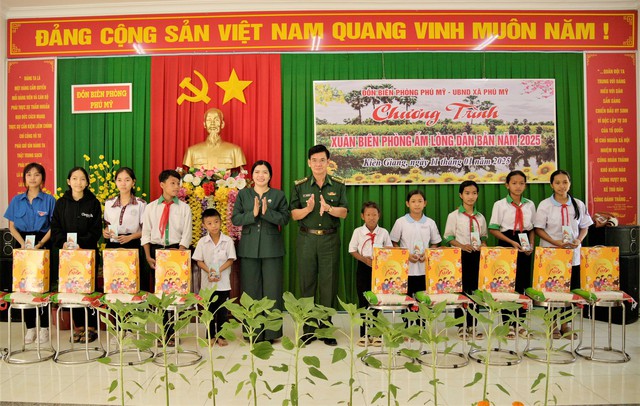 BĐBP Kiên Giang: Thăm tặng quà nhân dân khu vực biên giới Giang Thành- Ảnh 1.