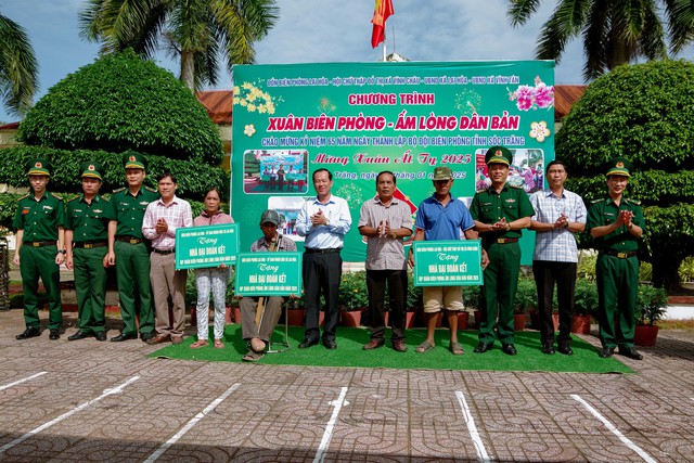 Những món quà Tết ấm tình quân dân biên giới biển Sóc Trăng- Ảnh 1.