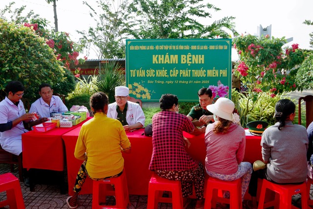 Những món quà Tết ấm tình quân dân biên giới biển Sóc Trăng- Ảnh 4.