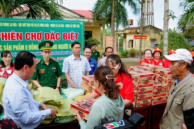 Những món quà Tết ấm tình quân dân biên giới biển Sóc Trăng- Ảnh 6.