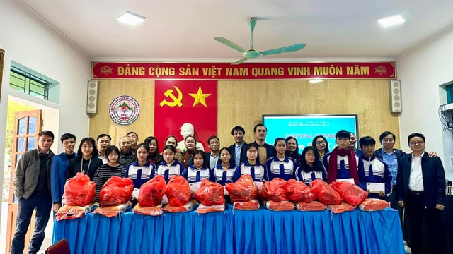 Nghệ An:  Quà Tết đến với học sinh có hoàn cảnh khó khăn trường THPT Quế Phong.- Ảnh 5.