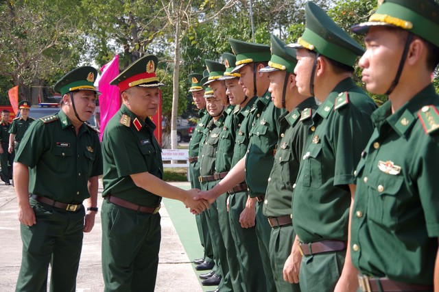 Thượng tướng Lê Quang Minh kiểm tra, chúc Tết Bộ đội Biên phòng tỉnh An Giang- Ảnh 1.