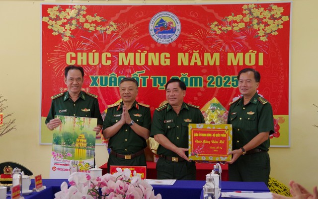 Thượng tướng Lê Quang Minh kiểm tra, chúc Tết Bộ đội Biên phòng tỉnh An Giang- Ảnh 3.