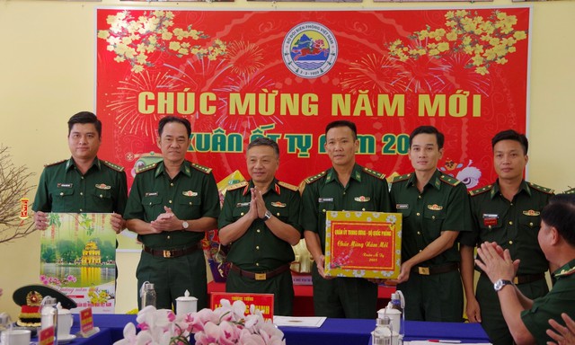 Thượng tướng Lê Quang Minh kiểm tra, chúc Tết Bộ đội Biên phòng tỉnh An Giang- Ảnh 4.