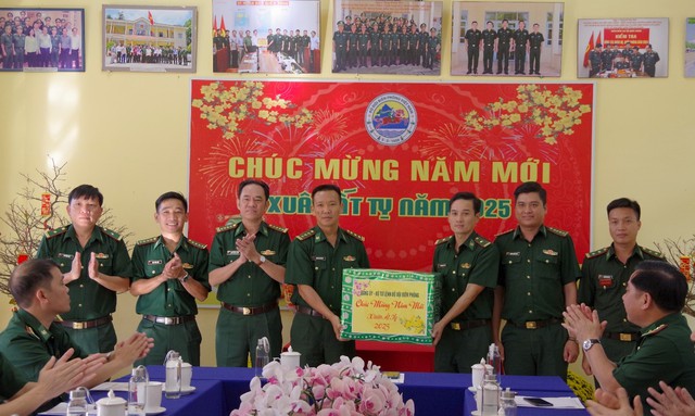 Thượng tướng Lê Quang Minh kiểm tra, chúc Tết Bộ đội Biên phòng tỉnh An Giang- Ảnh 7.