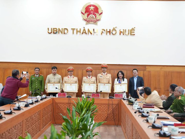 Thừa Thiên Huế: Kết hợp, đồng bộ giải pháp đảm bảo trật tự ATGT, quản lý đô thị và VSMT- Ảnh 2.