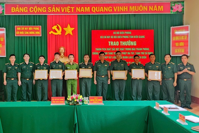 BĐBP tỉnh Kiên Giang trao thưởng đột xuất cho các đơn vị tuyến biển, đảo- Ảnh 1.