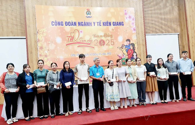 Công đoàn Ngành Y tế Kiên Giang trao 500 suất quà Tết cho đoàn viên có hoàn cảnh khó khăn- Ảnh 2.