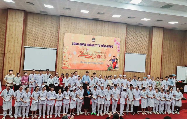 Công đoàn Ngành Y tế Kiên Giang trao 500 suất quà Tết cho đoàn viên có hoàn cảnh khó khăn- Ảnh 3.