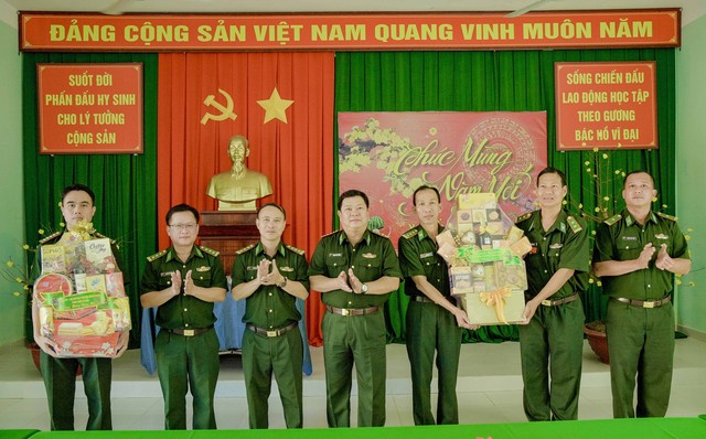 Chỉ huy trưởng BĐBP tỉnh Kiên Giang thăm, chúc Tết các đơn vị tuyến đảo Phú Quốc- Ảnh 3.