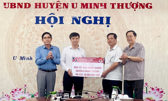 Agribank CN huyện U Minh Thượng Kiên Giang II: Trao tặng 30 triệu đồng quà Tết cho người nghèo- Ảnh 1.