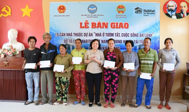 Kiên Giang: Bàn giao “nhà ở tươm tất, cuộc sống an lành” cho các hộ có hoàn cảnh khó khăn- Ảnh 1.