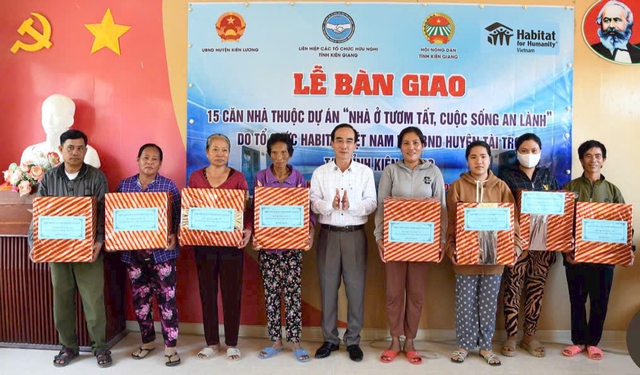 Kiên Giang: Bàn giao “nhà ở tươm tất, cuộc sống an lành” cho các hộ có hoàn cảnh khó khăn- Ảnh 3.