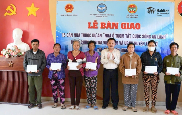 Kiên Giang: Bàn giao “nhà ở tươm tất, cuộc sống an lành” cho các hộ có hoàn cảnh khó khăn- Ảnh 4.