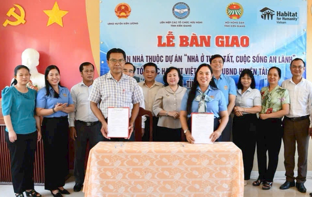 Kiên Giang: Bàn giao “nhà ở tươm tất, cuộc sống an lành” cho các hộ có hoàn cảnh khó khăn- Ảnh 2.