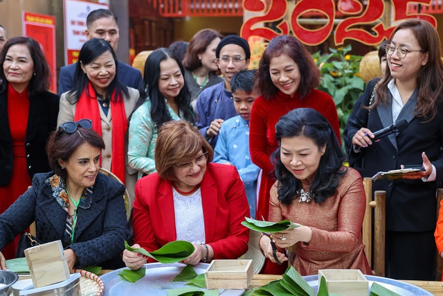 Mailand Hanoi City: Rộn ràng đón khách check in đường hoa Home Hanoi Xuan 2025 trong ngày khai mạc- Ảnh 2.