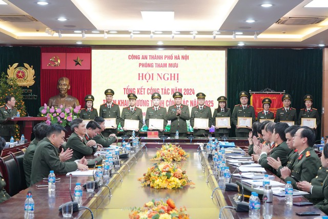 Phòng Tham mưu CATP Hà Nội:
Tập trung xây dựng lực lượng trong sạch, vững mạnh, chính quy, tinh nhuệ, hiện đại- Ảnh 4. Phòng Tham mưu CATP Hà Nội:
Tập trung xây dựng lực lượng trong sạch, vững mạnh, chính quy, tinh nhuệ, hiện đại- Ảnh 4.