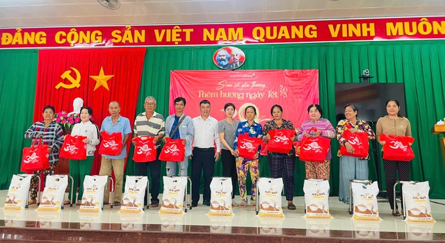 Vĩnh Long: "San sẻ yêu thương - Thêm hương ngày Tết" cùng người dân phường Cái Vồn- Ảnh 1.