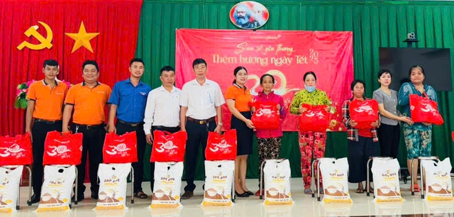 Vĩnh Long: "San sẻ yêu thương - Thêm hương ngày Tết" cùng người dân phường Cái Vồn- Ảnh 2.