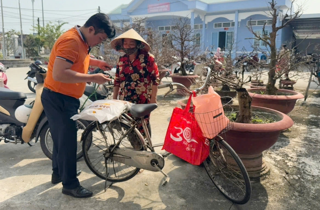 Vĩnh Long: "San sẻ yêu thương - Thêm hương ngày Tết" cùng người dân phường Cái Vồn- Ảnh 3.