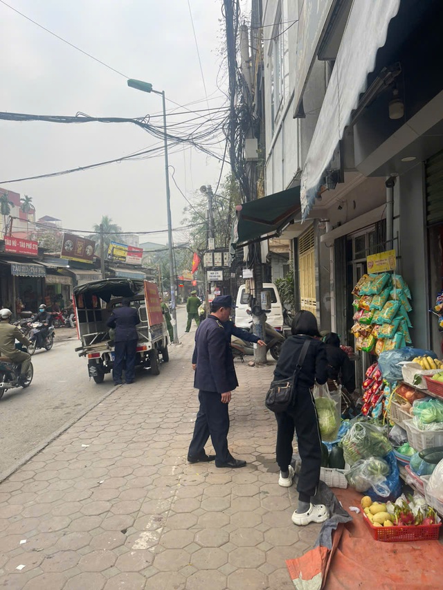 Phường Ngọc Hà: Ra quân cao điểm bảo đảm văn minh đô thị phục vụ nhân dân đón Tết- Ảnh 4.