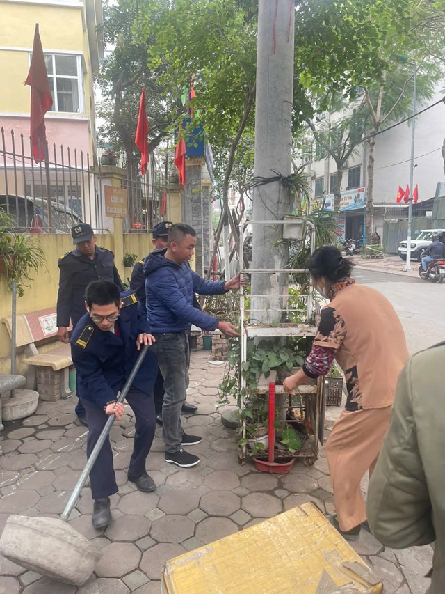 Phường Ngọc Hà: Ra quân cao điểm bảo đảm văn minh đô thị phục vụ nhân dân đón Tết- Ảnh 6.