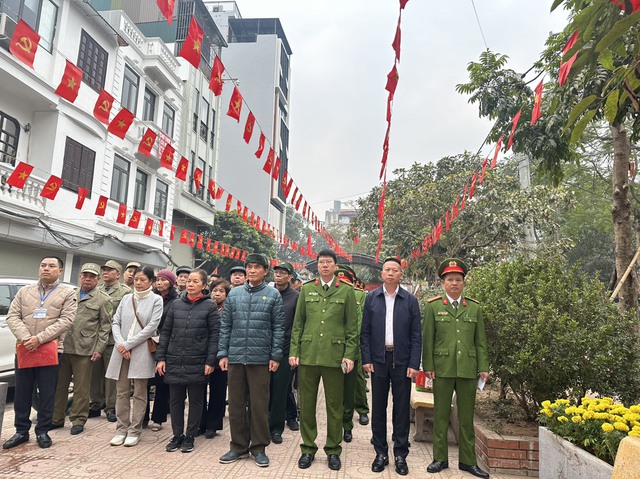 Phường Ngọc Hà: Ra quân cao điểm bảo đảm văn minh đô thị phục vụ nhân dân đón Tết- Ảnh 1.