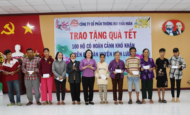 Trao quà Tết cho 100 hộ có hoàn cảnh khó khăn trên địa bàn huyện Kiên Lương- Ảnh 1.