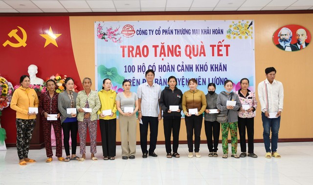 Trao quà Tết cho 100 hộ có hoàn cảnh khó khăn trên địa bàn huyện Kiên Lương- Ảnh 2.