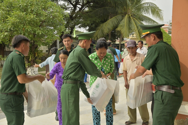 Nhiều hoạt động ý nghĩa “Xuân yêu thương, Tết chia sẻ” tại huyện biên giới Giang Thành- Ảnh 3.