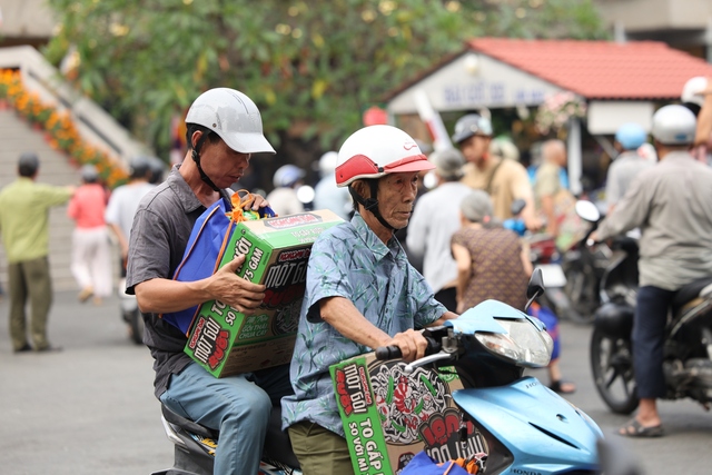 Nhu yếu phẩm phục vụ ngày Tết trao đến tay người dân