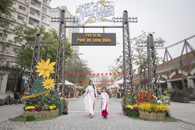 Phố đi bộ Pont De Long Bien: Điểm đến văn hóa, đánh thức giá trị truyền thống tết Việt- Ảnh 1.