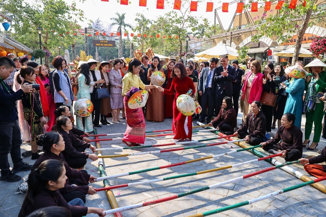 Phố đi bộ Pont De Long Bien: Điểm đến văn hóa, đánh thức giá trị truyền thống tết Việt- Ảnh 2.