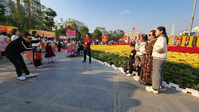 Người dân và du khách đua nhau về check in tại trung tâm Tp. Hải Phòng- Ảnh 1.