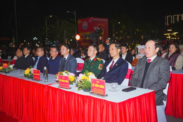 TP Hải Phòng: Thăm, tặng quà, chúc Tết các đơn vị làm nhiệm vụ trong đêm giao thừa- Ảnh 2.