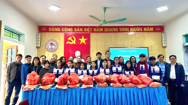 Tạp chí Doanh nghiệp và Tiếp thị: Hơn 1,6 tỷ đồng hưởng ứng chương trình “Tết vì người nghèo” tại Nghệ An.- Ảnh 5.