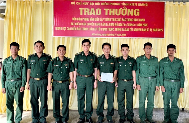 BĐBP tỉnh Kiên Giang: Trao thưởng nóng cho đồn Biên phòng Vĩnh Điều- Ảnh 1.