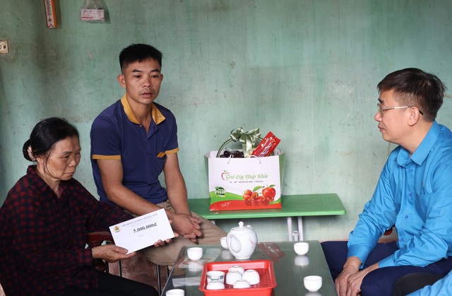 LĐLĐ tỉnh Bắc Ninh: Thăm hỏi, chia buồn và hỗ trợ gia đình công nhân gặp nạn- Ảnh 1.
