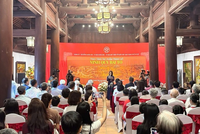 Hà Nội trao tặng tác phẩm tranh gỗ “Vinh quy bái Tổ” cho Văn Miếu - Quốc Tử Giám- Ảnh 3. Hà Nội trao tặng tác phẩm tranh gỗ “Vinh quy bái Tổ” cho Văn Miếu - Quốc Tử Giám- Ảnh 3.