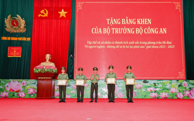 Công an TP Cần Thơ giữ vững an ninh, thúc đẩy phát triển kinh tế - xã hội- Ảnh 7. Công an TP Cần Thơ giữ vững an ninh, thúc đẩy phát triển kinh tế - xã hội- Ảnh 7.