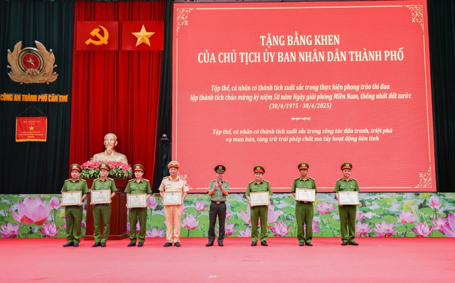 Công an TP Cần Thơ giữ vững an ninh, thúc đẩy phát triển kinh tế - xã hội- Ảnh 8. Công an TP Cần Thơ giữ vững an ninh, thúc đẩy phát triển kinh tế - xã hội- Ảnh 8.