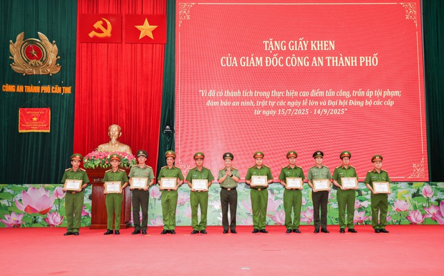 Công an TP Cần Thơ giữ vững an ninh, thúc đẩy phát triển kinh tế - xã hội- Ảnh 4. Công an TP Cần Thơ giữ vững an ninh, thúc đẩy phát triển kinh tế - xã hội- Ảnh 4.