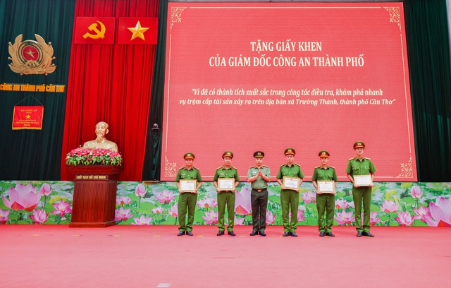 Công an TP Cần Thơ giữ vững an ninh, thúc đẩy phát triển kinh tế - xã hội- Ảnh 9. Công an TP Cần Thơ giữ vững an ninh, thúc đẩy phát triển kinh tế - xã hội- Ảnh 9.
