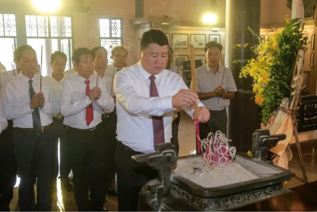 Hiệp hội Doanh nghiệp tỉnh Thanh Hóa: Dâng hoa, dâng hương tưởng niệm Chủ tịch Hồ Chí Minh- Ảnh 2. Hiệp hội Doanh nghiệp tỉnh Thanh Hóa: Dâng hoa, dâng hương tưởng niệm Chủ tịch Hồ Chí Minh- Ảnh 2.