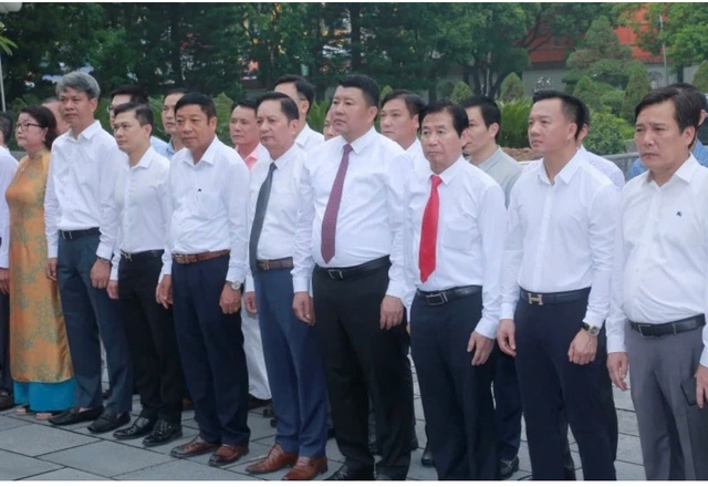 Hiệp hội Doanh nghiệp tỉnh Thanh Hóa: Dâng hoa, dâng hương tưởng niệm Chủ tịch Hồ Chí Minh- Ảnh 1. Hiệp hội Doanh nghiệp tỉnh Thanh Hóa: Dâng hoa, dâng hương tưởng niệm Chủ tịch Hồ Chí Minh- Ảnh 1.