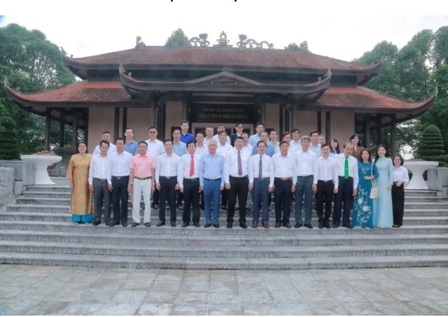 Hiệp hội Doanh nghiệp tỉnh Thanh Hóa: Dâng hoa, dâng hương tưởng niệm Chủ tịch Hồ Chí Minh- Ảnh 3. Hiệp hội Doanh nghiệp tỉnh Thanh Hóa: Dâng hoa, dâng hương tưởng niệm Chủ tịch Hồ Chí Minh- Ảnh 3.
