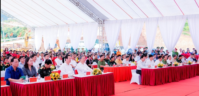 Tổng Bí thư Tô Lâm dự khởi công trường nội trú kiểu mẫu vùng biên tại Nghệ An- Ảnh 1.