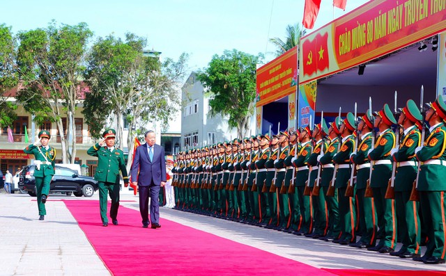 Tổng Bí thư Tô Lâm dự Lễ kỷ niệm 80 năm Ngày truyền thống Lực lượng vũ trang Quân khu 4.- Ảnh 2.