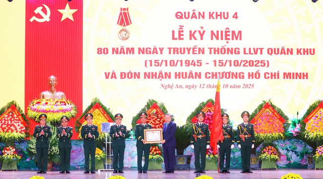 Tổng Bí thư Tô Lâm dự Lễ kỷ niệm 80 năm Ngày truyền thống Lực lượng vũ trang Quân khu 4.- Ảnh 5.