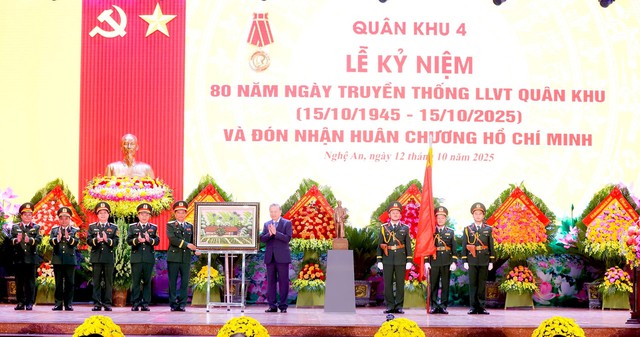 Tổng Bí thư Tô Lâm dự Lễ kỷ niệm 80 năm Ngày truyền thống Lực lượng vũ trang Quân khu 4.- Ảnh 7.